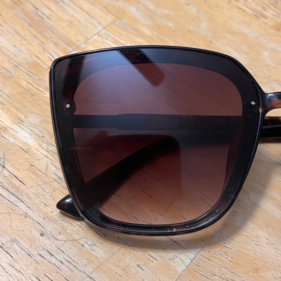 Tahari Women’s Sunglasses Leopard Brown - Picture 2 of 9